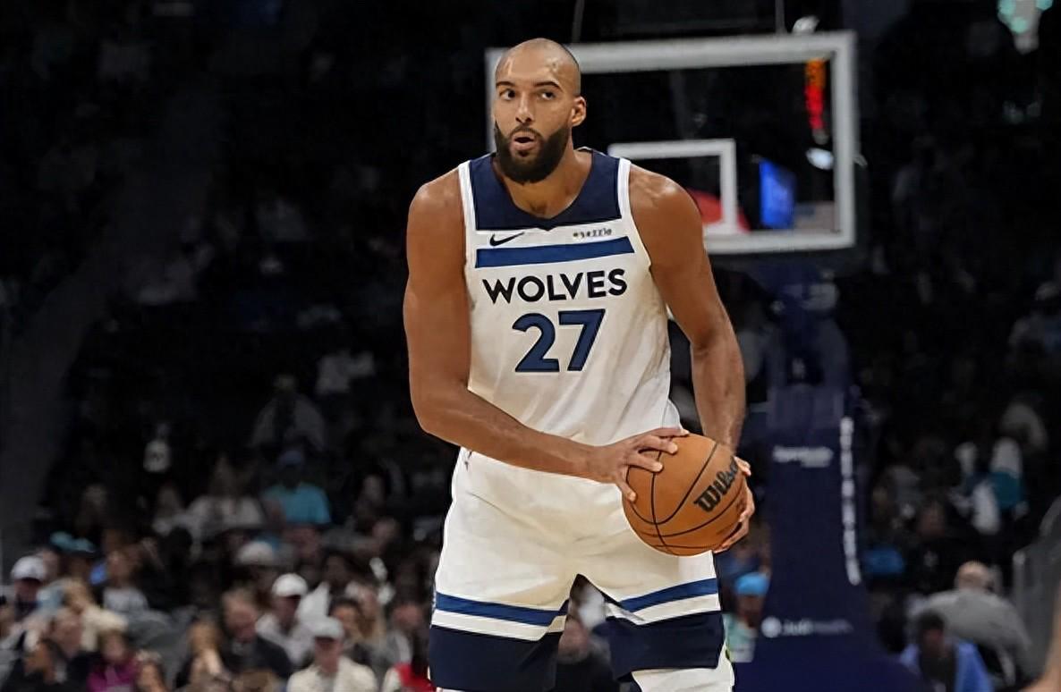 完美体育官网-太离谱了！打26分钟得9分，正负值-38，球迷：DPOY被你弄成了笑话